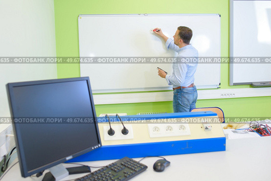 a man writing on whiteboard. Стоковое фото, агентство Ingram Publishing / Фотобанк Лори