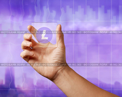 A man’s hand holds a glass digital screen with a litecoin icon on the ultraviolet background of the city. Cryptocurrency and blockchain trading concept.. On a glass digital screen, the lithcoin icon on an ultraviolet background. Стоковое фото, агентство Ingram Publishing / Фотобанк Лори