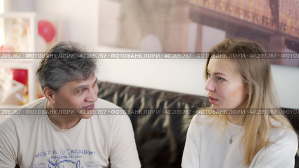 A married couple talks about their communication problems at the appointment of a female psychologist. Стоковое видео, видеограф Юрий Поздников / Фотобанк Лори