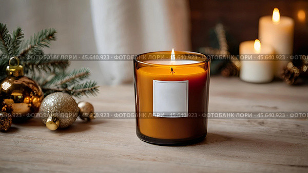A mock-up of a cozy burning candle made of amber glass with an empty white label in a festive, New Year's home interior. Стоковое AI-изображение, AI-художник Photojuli / Фотобанк Лори