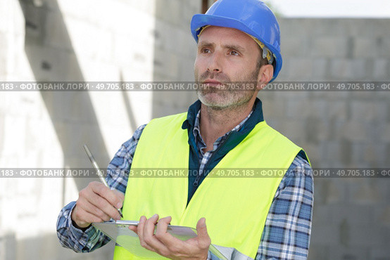 a modern builder with clipboard. Стоковое фото, агентство Ingram Publishing / Фотобанк Лори