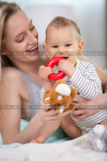 a mother playing with her baby in the bedroom. Стоковое фото, агентство Ingram Publishing / Фотобанк Лори