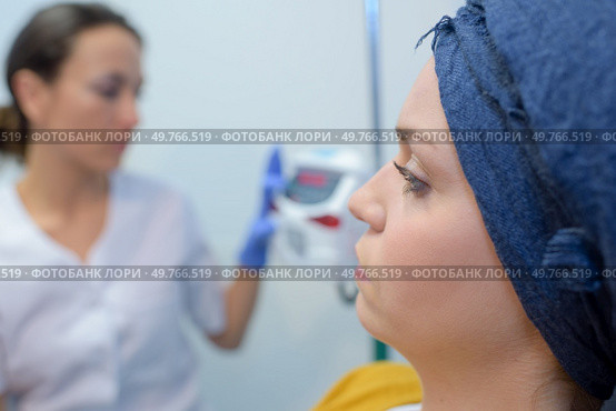 a nurse activating chemotherapy machine. Стоковое фото, агентство Ingram Publishing / Фотобанк Лори