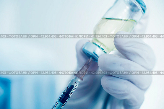 A nurse draws a vaccine into a syringe. close-up. vaccination concept covid-19. Стоковое фото, фотограф Александр Довянский / Фотобанк Лори