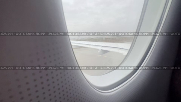 A passenger plane starts to take off and takes off at the airport on a rainy day. Travel in any weather. Стоковое видео, видеограф Ярославский Максим / Фотобанк Лори