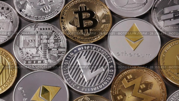 A pattern from different coins of crypto currency on a dark background. Slow motion. 1080p Full HD video. Стоковое видео, видеограф Ярослав Данильченко / Фотобанк Лори