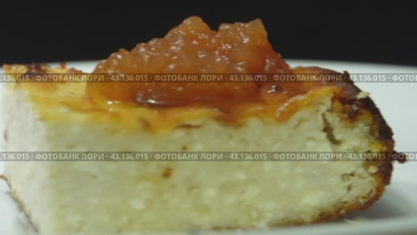 A piece of cottage cheese casserole with apple jam on a white plate in close-up. Стоковое видео, видеограф Ярославский Максим / Фотобанк Лори