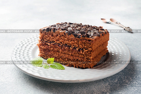 A piece of truffle cake with chocolate on a gray concrete background. Стоковое фото, фотограф Глущенко Елена / Фотобанк Лори