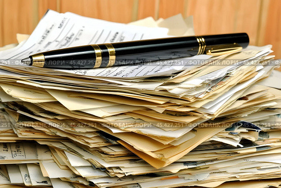 A pile of disorganized papers rests beneath an elegant pen, showcasing the beauty of creativity. Стоковое AI-изображение, AI-художник Елена Старчак / Фотобанк Лори