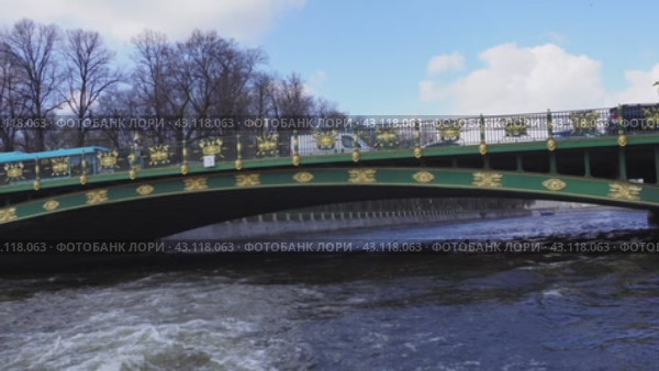A pleasure excursion boat passes along the Fontanka River under the Panteleimon Bridge. View from the stern. Russia. St. Petersburg. 05/08/2024. Редакционное видео, видеограф Ярославский Максим / Фотобанк Лори