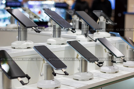 A row of mobile phones in a shop window. Стоковое фото, фотограф Аксенова Вера / Фотобанк Лори