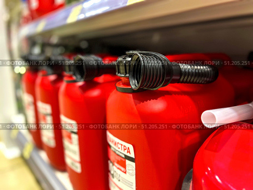 A row of red gas cans are on a shelf. Russia. Moscow. 24.08.25. Редакционное фото, фотограф Ярославский Максим / Фотобанк Лори