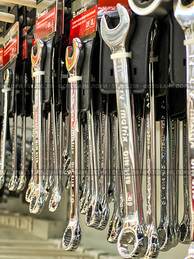 A row of wrenches are hanging on a rack.  Russia. Moscow. 24.08.25. Редакционное фото, фотограф Ярославский Максим / Фотобанк Лори