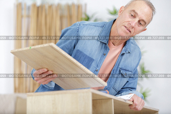 a senior man do-it-yourself concept. Стоковое фото, агентство Ingram Publishing / Фотобанк Лори