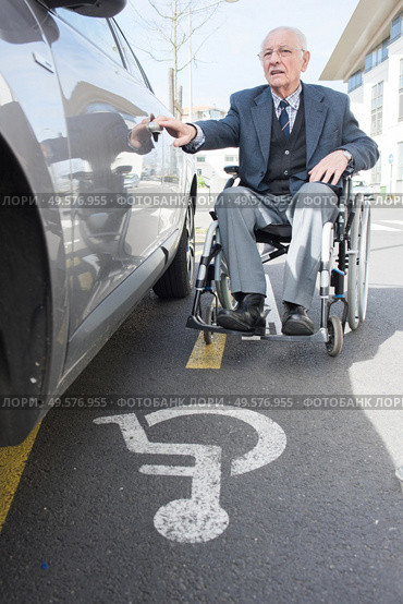 a senior man in wheelchair. Стоковое фото, агентство Ingram Publishing / Фотобанк Лори