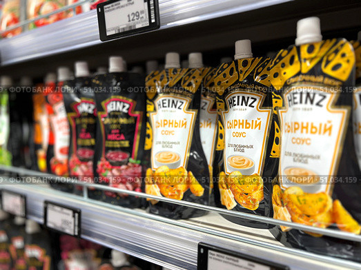 A shelf of Heinz condiments. Russia. Moscow. 08.08.25. Редакционное фото, фотограф Ярославский Максим / Фотобанк Лори