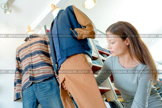 a shop assistant dressing manequin. Стоковое фото, агентство Ingram Publishing / Фотобанк Лори