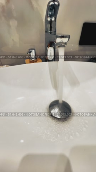 A sink with a chrome faucet and a soap dispenser. Стоковое видео, видеограф Ярославский Максим / Фотобанк Лори