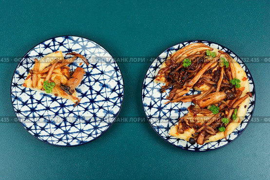 A slice of mushroom pie or mushroom galette. Tart or pie with shiitake mushrooms. Flat lay.. Mushroom pie or galette. Стоковое фото, агентство Ingram Publishing / Фотобанк Лори