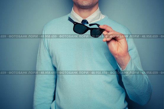A smartly dressed young man with a pair of sunglasses. Стоковое фото, агентство Ingram Publishing / Фотобанк Лори
