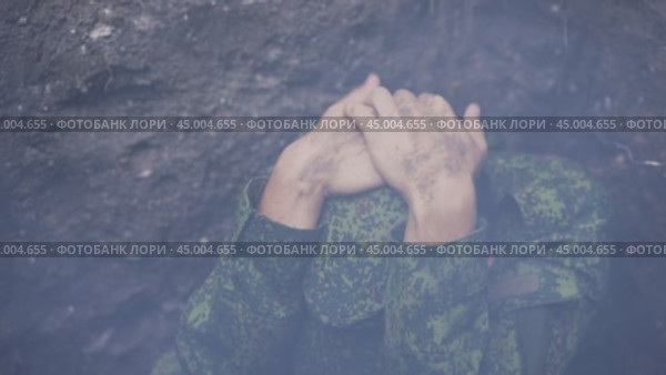 A soldier under artillery fire. Стоковое видео, видеограф Илья Шаматура / Фотобанк Лори