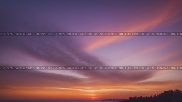 A stunning sunset over the ocean, with vibrant colors and wispy clouds, creates a beautiful scene. Стоковое AI-изображение, AI-художник Лариса Пономарева / Фотобанк Лори