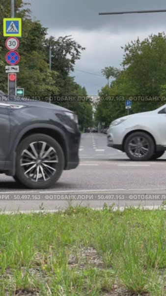 A timelapse with a busy street with cars and few pedestrians. The cars are mostly black and yellow. Russia. Moscow. 26.06.25. Редакционное видео, видеограф Ярославский Максим / Фотобанк Лори