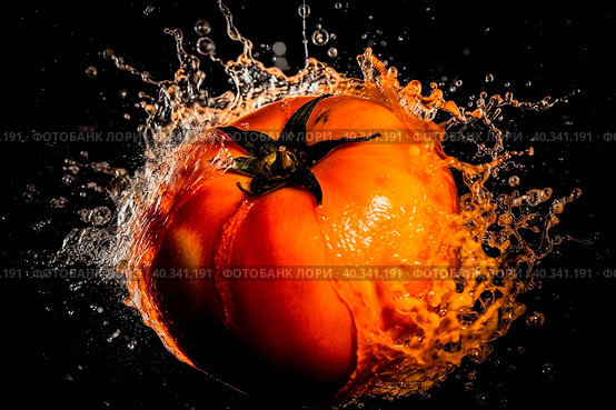 A tomato falls into clear water on a dark background. Стоковое AI-изображение, AI-художник Ярославский Максим / Фотобанк Лори