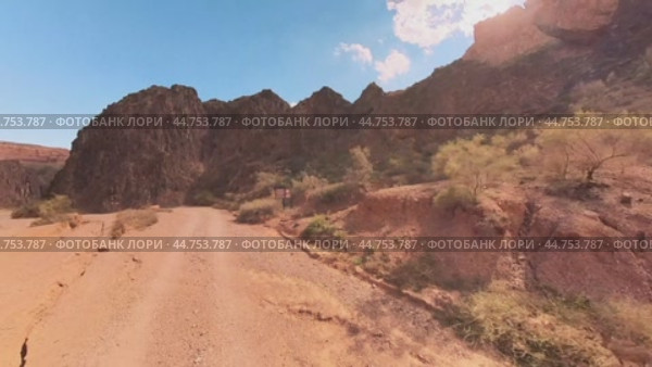 A tourist road at the bottom of the Charyn Canyon. Стоковое видео, видеограф Ярославский Максим / Фотобанк Лори