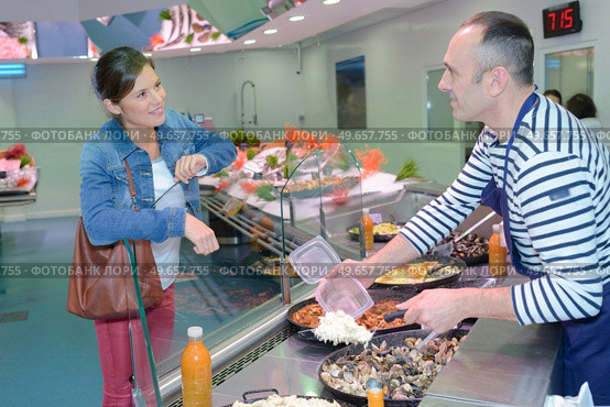 a vendor scooping some food. Стоковое фото, агентство Ingram Publishing / Фотобанк Лори