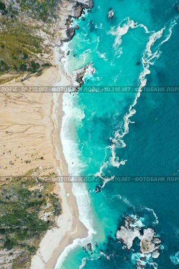 A vertical overhead shot of the beautiful shoreline of the sea with blue clean water and sandy beach. Vertical overhead shot of the beautiful shoreline of the sea with blue clean water and sandy beach. Стоковое фото, агентство Ingram Publishing / Фотобанк Лори