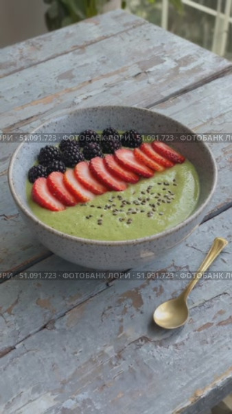 A Vibrant Smoothie Bowl Garnished with Fresh Strawberries, Blackberries, and Chia Seeds, Perfectly Arranged for a Healthy Breakfast Experience. Стоковое AI-видео, аниматор Владимир Федоров / Фотобанк Лори