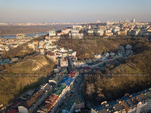 A view from the height of Vozdvizhenka with new residential houses, Bald mountain and St. Andrew’s Church, the left bank and the Dnepr River away in a Kiev, Ukraine. Photo by drone. A view from the height of Vozdvizhenka with new residential houses, Bald mountain and St. Andrew’s Church in the Kyiv city. Стоковое фото, агентство Ingram Publishing / Фотобанк Лори