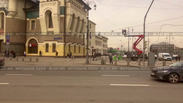 A view from the window of transport when moving along the area of three railway stations past the Yaroslavsky railway stations. Traffic. Moscow 29.03.23 (2023 год). Редакционное видео, видеограф Ярославский Максим / Фотобанк Лори