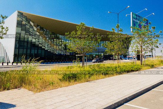 A view of the Gagarin airport passenger terminal building (2022 год). Редакционное фото, фотограф Андрей Ситников / Фотобанк Лори