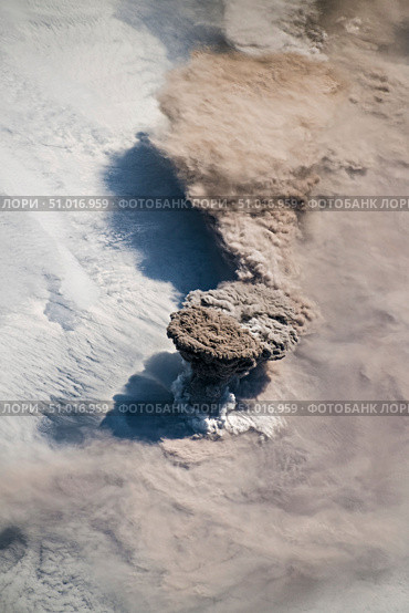 A volcanic plume of Raikoke Volcano on the Kuril Islands rising in a narrow column. Стоковое фото, фотограф Stocktrek Images, Inc. / ТАСС / Фотобанк Лори