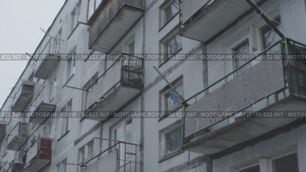 A Wall of Despair with a Lattice of Balconies. Стоковое видео, видеограф Поскребышев Михаил / Фотобанк Лори
