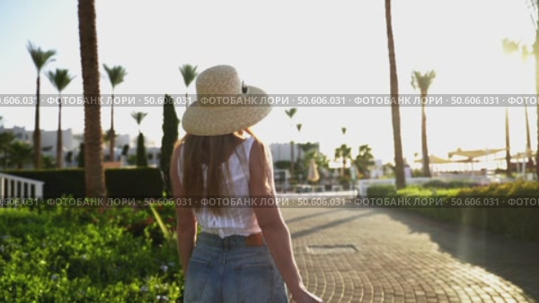 A woman goes to the beach to the sea on the hotel territory. Стоковое видео, видеограф Igor Skripachev / Фотобанк Лори