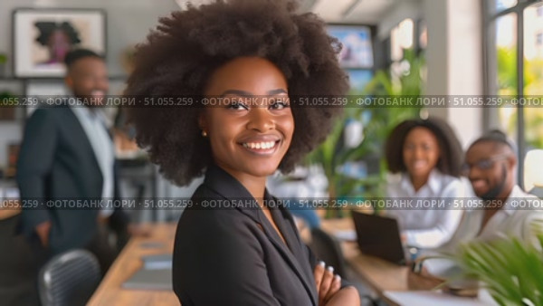 A woman stands confidently in front of a diverse group of people, addressing them with authority and presence. Стоковое AI-видео, аниматор Данила Большаков / Фотобанк Лори