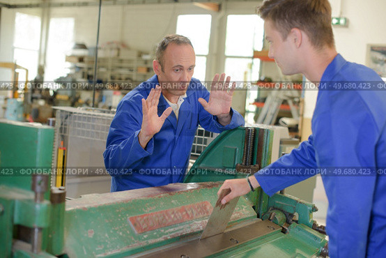 a young machine operator with manager. Стоковое фото, агентство Ingram Publishing / Фотобанк Лори