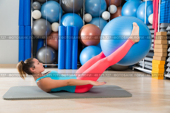 Ab exercise woman swiss ball leg lifts Pilates workout abs at gym. Стоковое фото, агентство Ingram Publishing / Фотобанк Лори