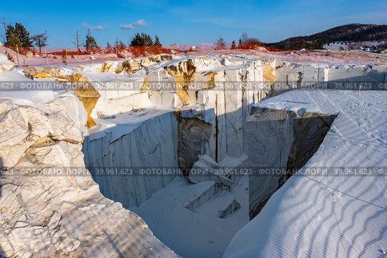 Abandoned marble quarry near the village of Buguldeyka on Lake Baikal in February, Russia. Стоковое фото, фотограф Ирина Толокновская / Фотобанк Лори