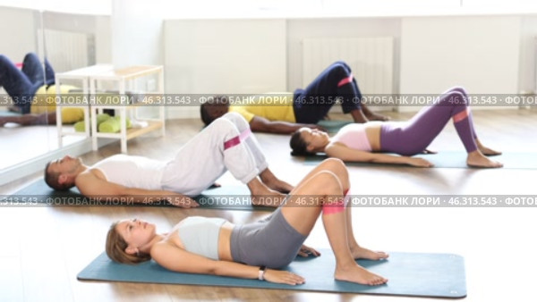 Abdominal and leg muscle training using resistance bands in Pilates classes for multinational athletes. Стоковое видео, видеограф Яков Филимонов / Фотобанк Лори