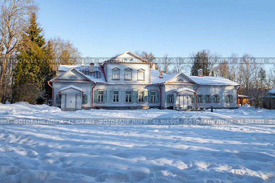 ABRAMTSEVO, RUSSIA - JANUARY 05, 2024: View of the ancient house of the Russian industrialist and philanthropist S.I. Mamontov in the Abramtsevo estate on a frosty January day. Moscow region. Редакционное фото, фотограф Виктор Карасев / Фотобанк Лори