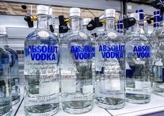 Абсолют водка готова к продаже на полке в супермаркете (2020 год). Редакционное фото, фотограф FotograFF / Фотобанк Лори
