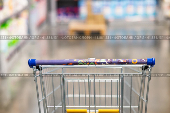 Abstract blurry photo of a supermarket with an empty shopping cart concept. Стоковое фото, фотограф Вербицкая Светлана / Фотобанк Лори