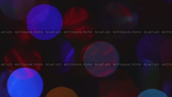 Абстрактное фоновое видео с круглым боке. Размытые мерцающие огоньки гирлянды. Праздничный фон. Стоковое видео, видеограф Евгений Зимин / Фотобанк Лори