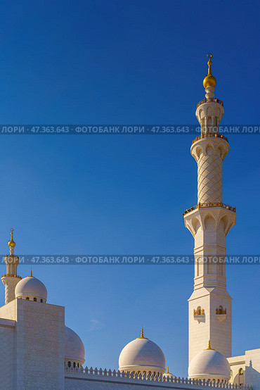 Abu Dhabi, United Arab Emirates - Jan 10 2024, Bottom-up view of the minaret of the Grand Mosque of Sheikh Zayed, in the daytime, Abu Dhabi, United Arab Emirates. Редакционное фото, фотограф Сергей Богомяко / Фотобанк Лори