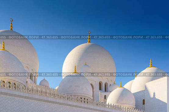 Abu Dhabi, United Arab Emirates - Jan 10 2024, Bottom-up view of the minaret of the Grand Mosque of Sheikh Zayed, in the daytime, Abu Dhabi, United Arab Emirates. Редакционное фото, фотограф Сергей Богомяко / Фотобанк Лори