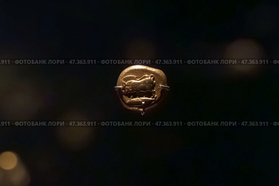 Abu Dhabi, United Arab Emirates - Jan 17 2024, Close-up view of the ancient antique coins in the Louvre Abu Dhabi Museum, belonging to different eras, Abu Dhabi, United Arab Emirates. Редакционное фото, фотограф Сергей Богомяко / Фотобанк Лори